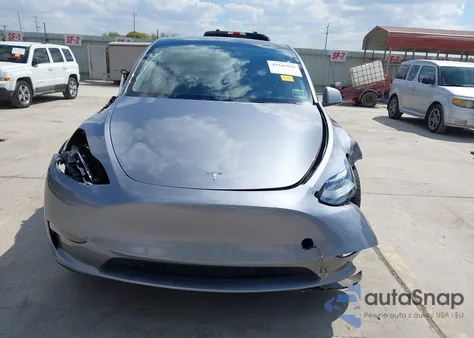 2024 Tesla Model Y Long Range Dual Motor All-Wheel Drive z USA, uszkodzony, nr VIN 7SAYGDEE7RA320490